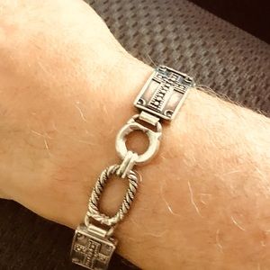 It’s a cushion link bracelet with rectangular crosses 925 silver. Unisex.